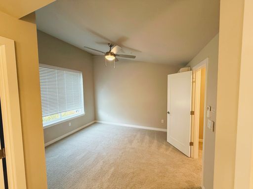 Building Photo - Stunning Tri Level 2 bed /2.5 bath Townhom...