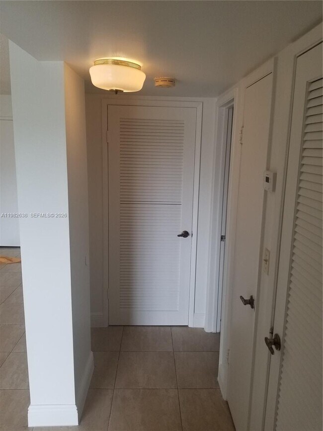 Building Photo - 9150 Fontainebleau Blvd