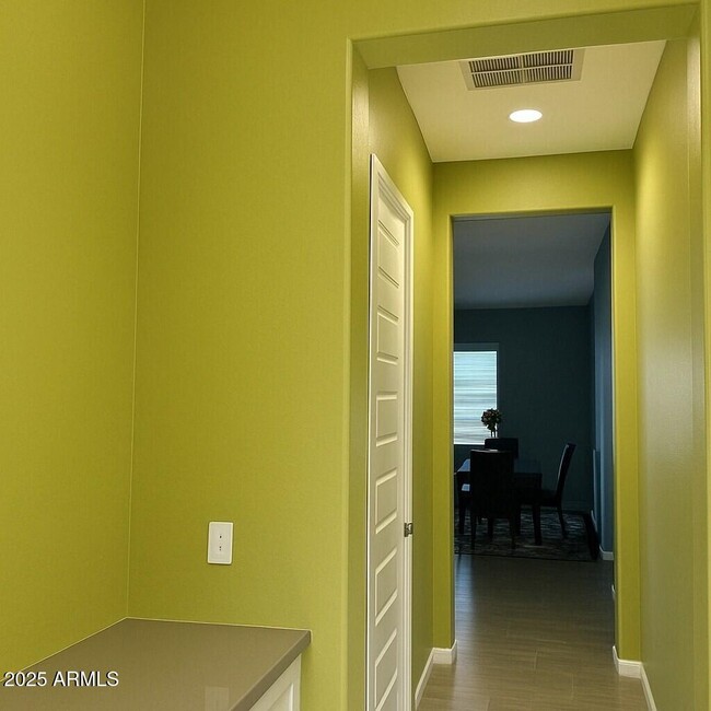 Building Photo - 2516 E King Bird Dr
