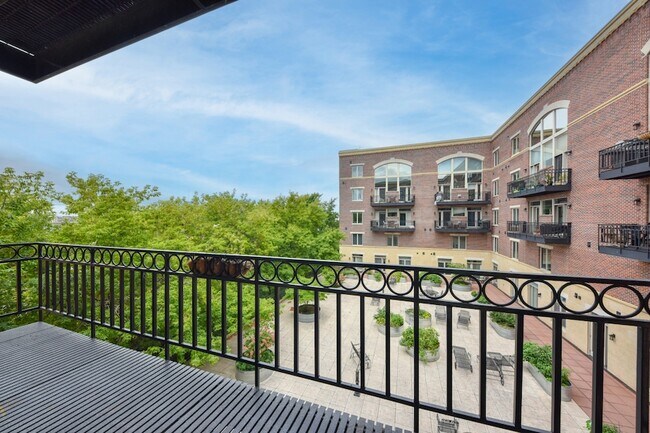 Building Photo - 1515 N Van Buren St