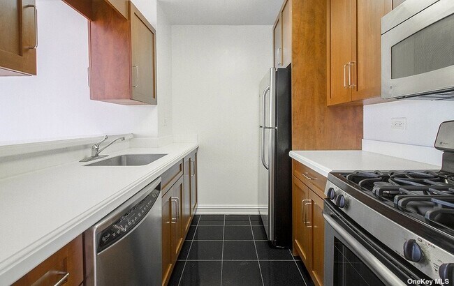 Building Photo - 71 E 71st St