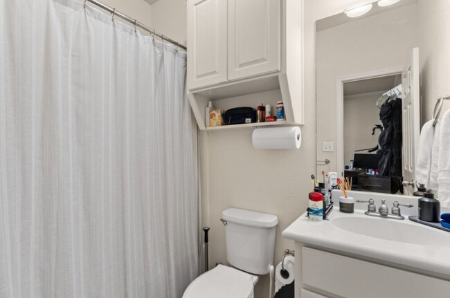 Building Photo - 5 bed 4 bath near campus!