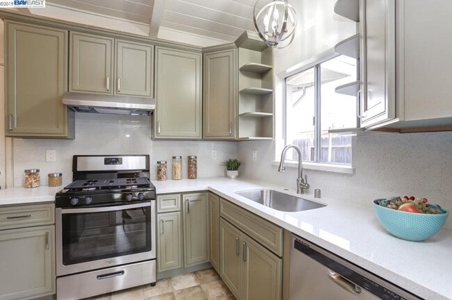 Building Photo - 43437 Newport Dr