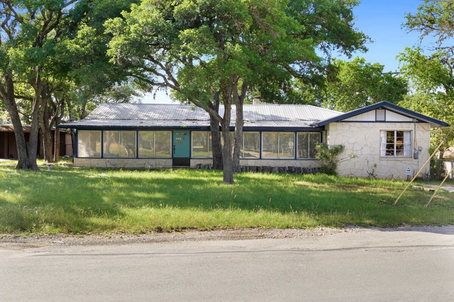 Building Photo - 200 Woodcreek Dr