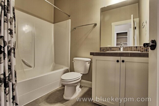 Building Photo - 45 Degree Central 4 bedrooms, 2.5 baths Wa...