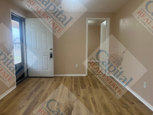 Building Photo - Charming 3 Bedroom