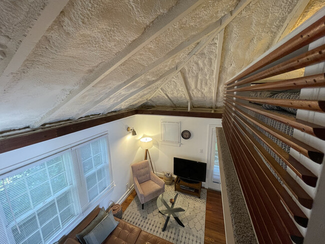 Building Photo - Exquisite lofted studio