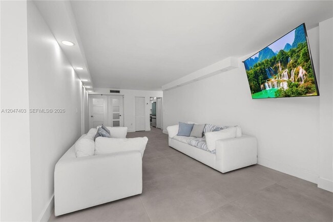 Building Photo - 2457 Collins Ave