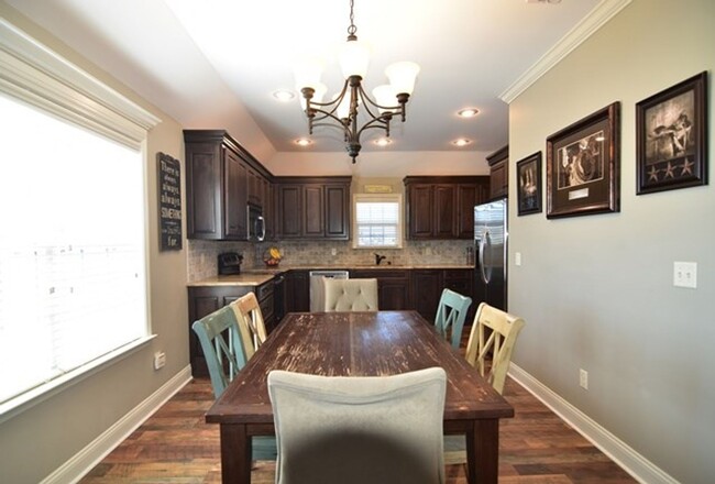 Building Photo - Stylish 3BD/2BA Home with Spacious Yard ne...