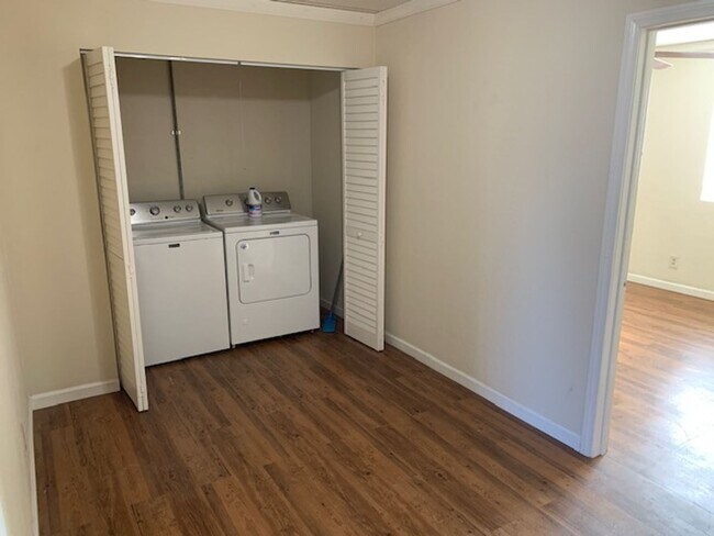 Building Photo - Updated 2BD/1BA Apartment with In-Unit Laundry + 2 Parking Spots - 1/2 Off Second Month's Rent