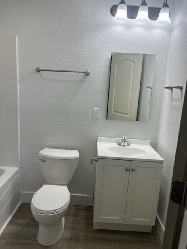 Building Photo - Spacious 3 bedroom 2 bath home with fenced...