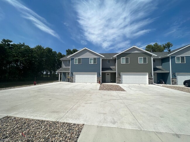 Building Photo - 4 br, 2.5 bath Townhome - Ringbaum Townhomes