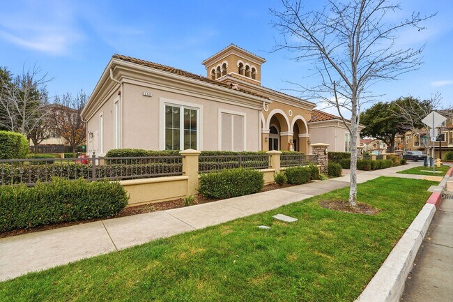 Building Photo - Spacious 2BR/2BA End-Unit Condo for rent in Warm Springs – Montebello Community