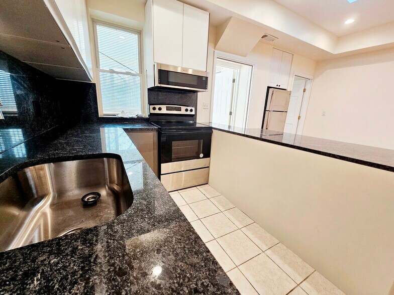 Building Photo - 1803 Beacon St