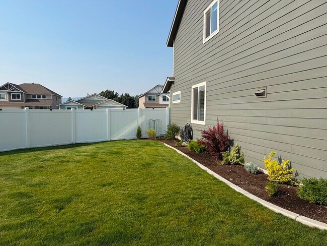 Building Photo - Beautiful Home in the Valley