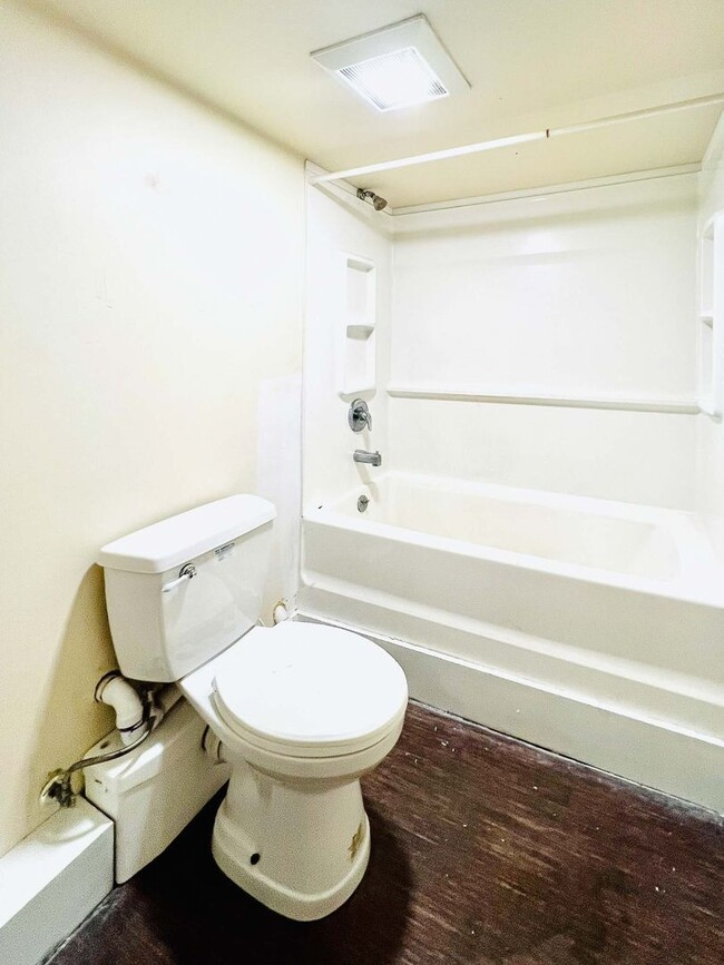 Building Photo - 5 bedroom, 2 bathroom house (29 East Terrace)