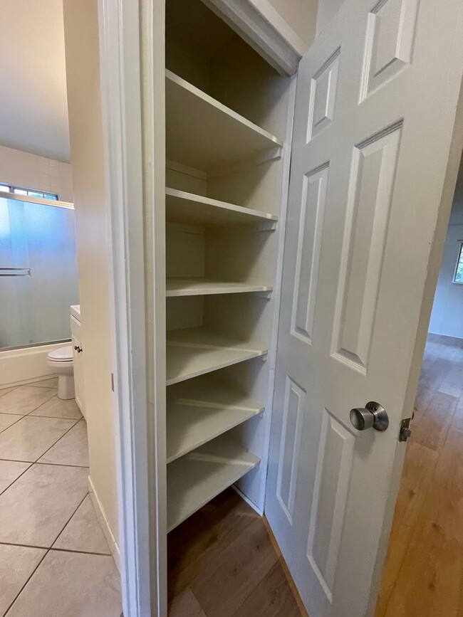 Building Photo - Delightful 2 Bedroom! Recently Updated!! Move In Special!!!