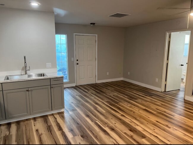 Building Photo - Updated Downtown Sonora Apartment