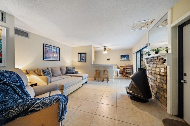 Building Photo - 1605 S US Hwy 1