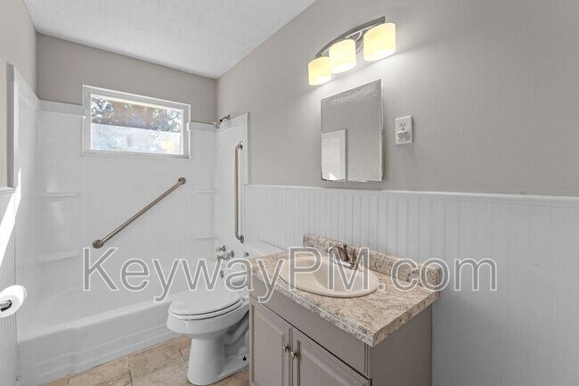 Building Photo - 2021 Fernwood Cir