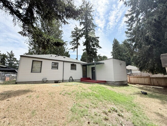 Building Photo - Home on The Cedars in Bremerton.