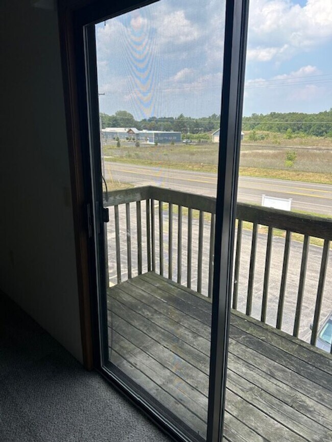 Building Photo - MOVE-IN Ready - 2 bedroom, One Bath - Top ...