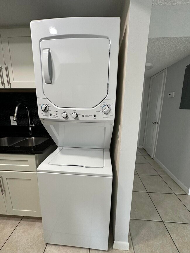 Building Photo - 837 Hickory St