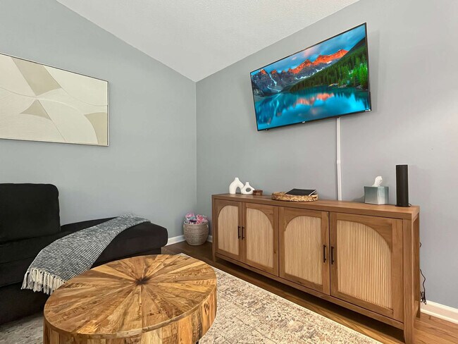 Building Photo - 501 W 9th St