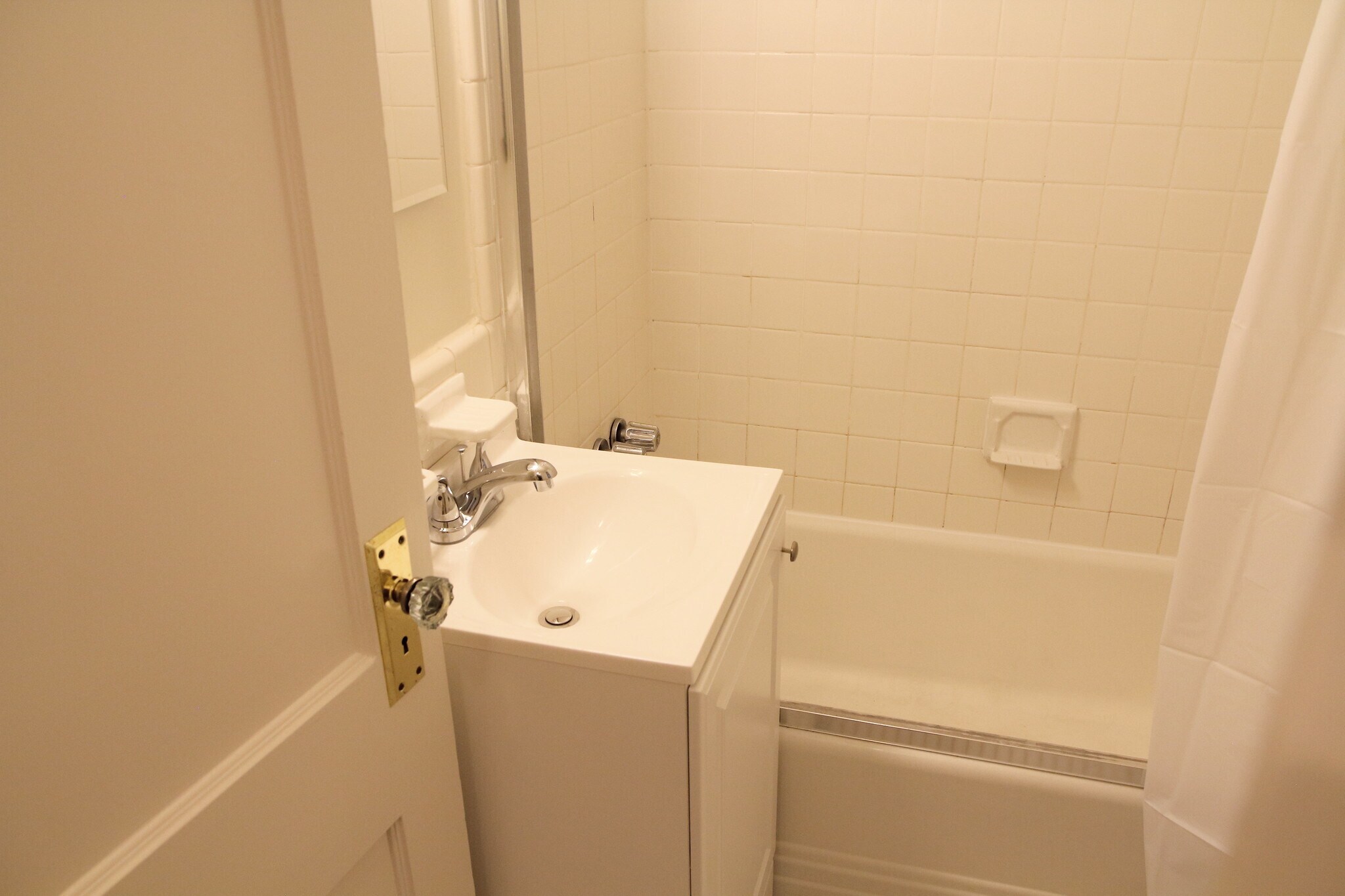 Full size bathtub - 1010 25th St NW