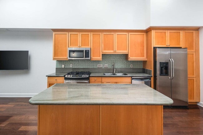 Building Photo - Enjoy the Live/Workspace Life Style Close ...