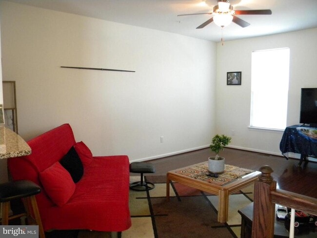 Building Photo - 652 E Chestnut St