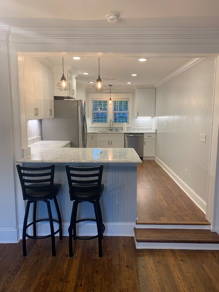 Building Photo - 933 W Home Ave