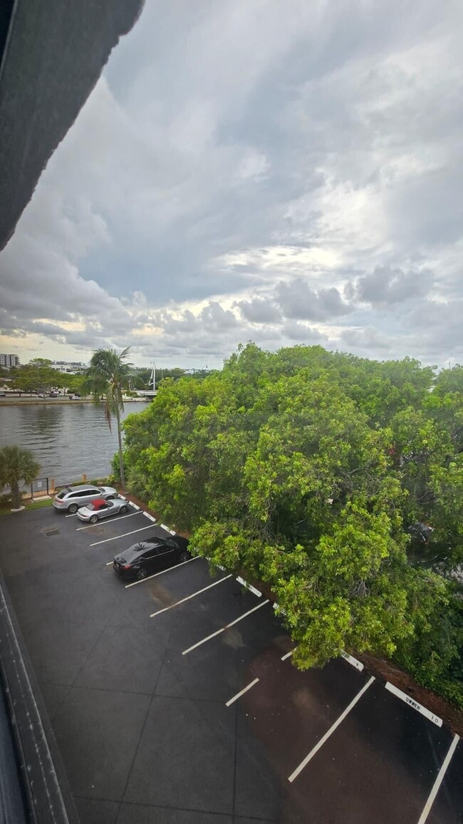 Building Photo - 105 S Riverside Dr
