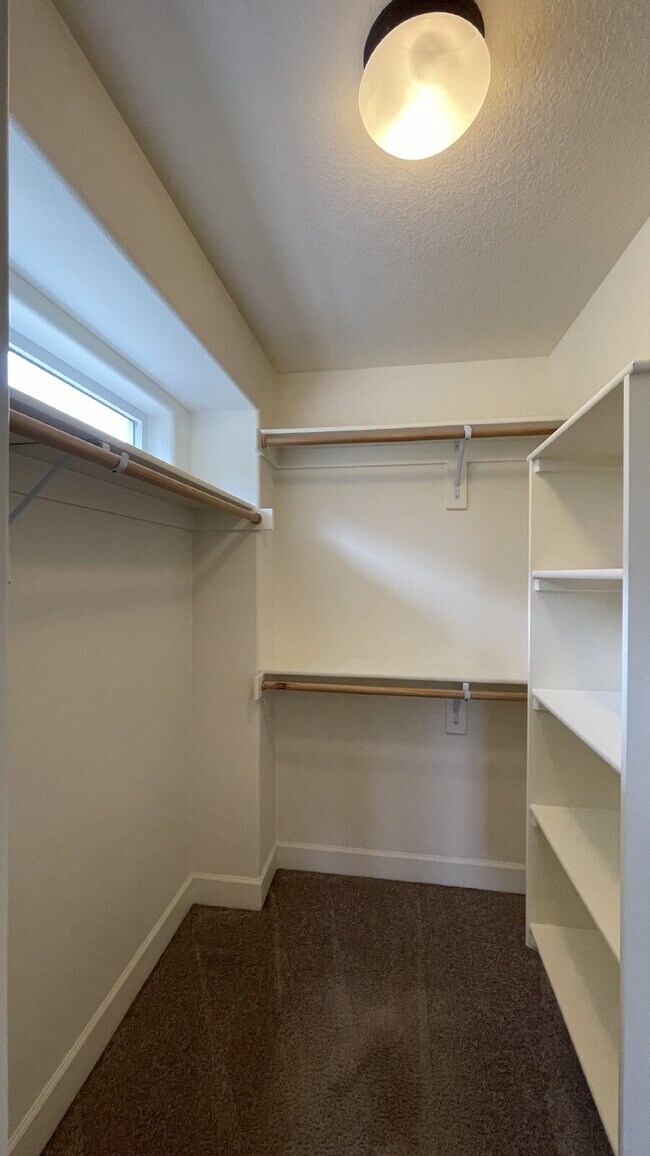 Building Photo - 3 Bedroom / 2.5 Bathroom Home with Attached Garage & Fenced Backyard
