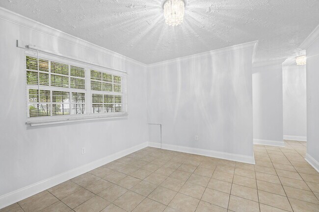 Building Photo - 307 Essex Dr