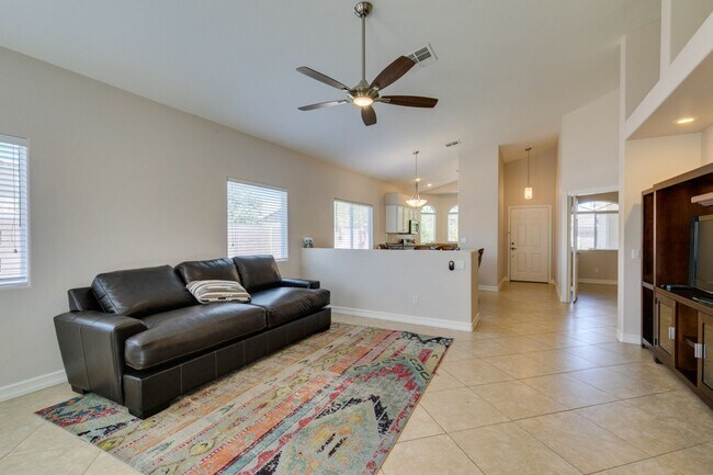 Building Photo - IMMACULATE & IMMEDIATE OCCUPANCY 3BEDROOM GREEN VALLEY BEAUTY!