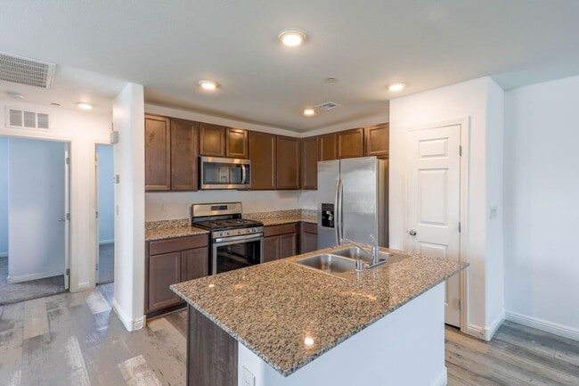 Building Photo - 3 Bed, 2 Bath Townhome Just Outside of Nel...