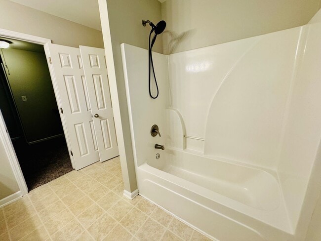 Building Photo - **Price just reduced & Move-in special of ...