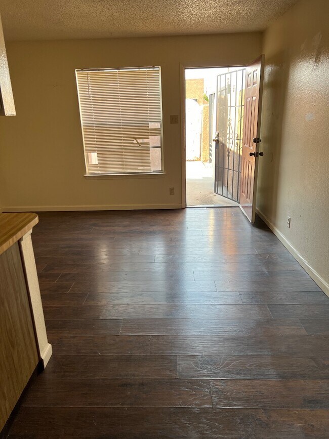 Building Photo - 920 San Pedro Dr SE