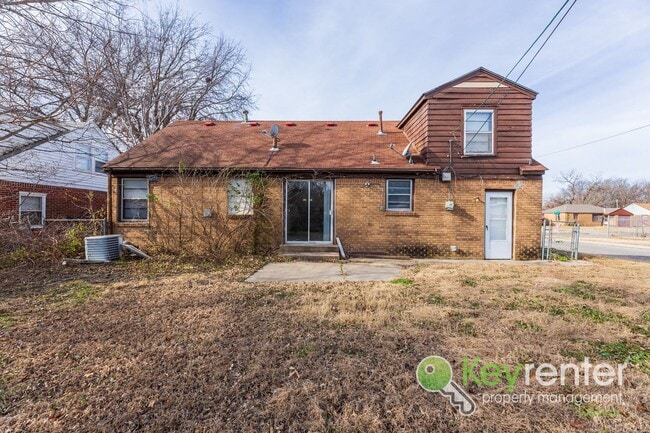 Building Photo - First Month FREE! Cute 3 bedroom house near shopping, restaurants, and WSU