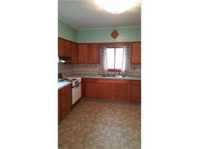 Building Photo - 3/4 Bedroom House In Beautiful St Clairsville