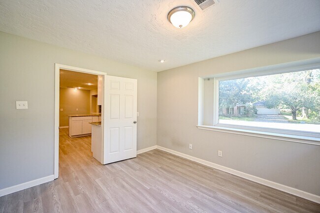 Building Photo - 602 Mobile Ct