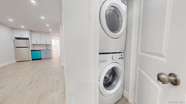 Building Photo - 72-17 66th Pl