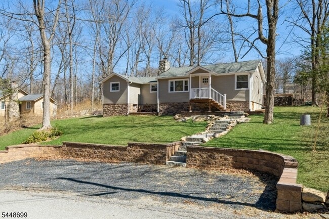 Building Photo - 100 Poplar Ln