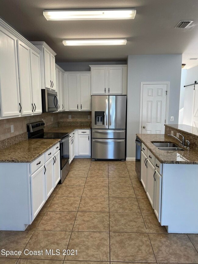 Building Photo - 2545 Revolution St