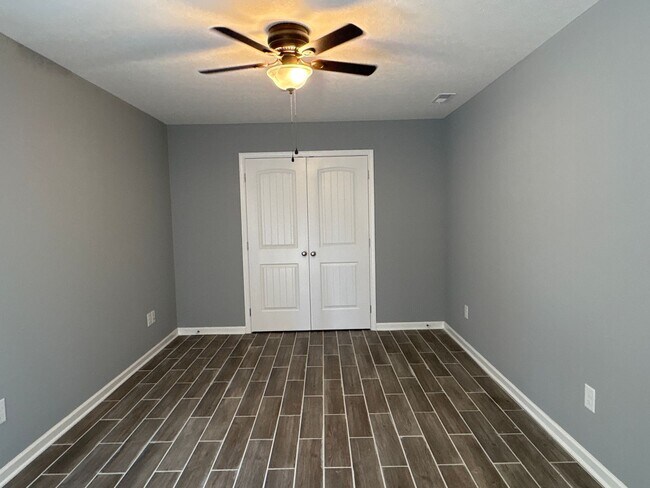 Building Photo - 411-411 W Waggoner St