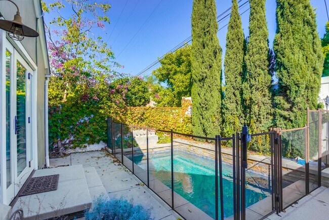 Building Photo - Beautiful 4 Bed/4 Bath Family Home w/pool - Upcoming and available at the end of April!