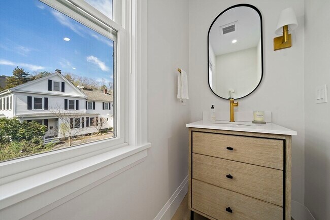 Building Photo - 144 Linden St