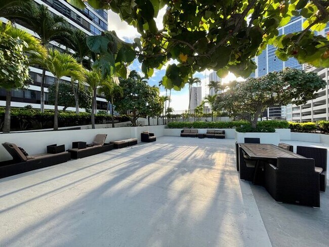 Building Photo - Kakaako: 2 Bed, 2 Bath, 2 Parking with Sto...