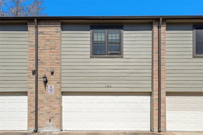 Building Photo - 9850 Pagewood Ln